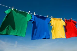 Video: 2 cách đơn giản giúp phơi quần áo không rơi khỏi móc