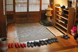 Video: Ngỡ ngàng lí do người châu Á thường bỏ giày dép trước khi vào nhà