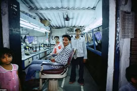 Video: Cận cảnh tiệm cắt tóc độc đáo ở Ấn Độ