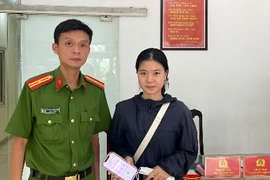 Một thầy giáo có hành động đẹp khi đi trên phố Hà Nội