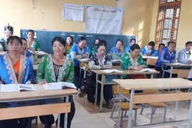 "Thầy giáo" mang quân hàm xanh gieo chữ nơi rẻo cao