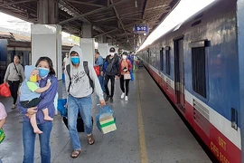 100.000 vé tàu Tết bán ra... nhiều chặng hết chỗ