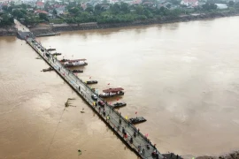 Sử dụng phà quân sự đưa đón người dân qua khu vực sập cầu Phong Châu