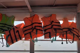 Áo phao trang bị trên phà chỉ… làm cảnh?