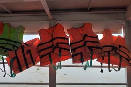 Áo phao trang bị trên phà chỉ… làm cảnh?