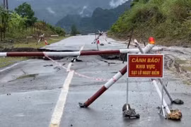 Đường 750 tỷ ở Hòa Bình sụt lún do mưa lớn kéo dài