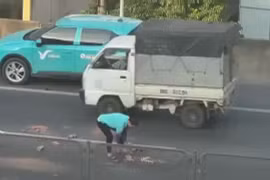 Tài xế taxi dọn gạch vỡ giữa đường Vành đai 3 trên cao
