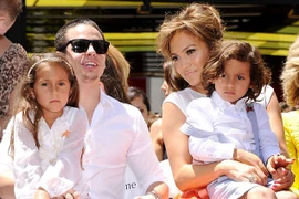 Jennifer Lopez chia tay bồ trẻ 