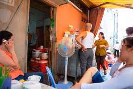 Thăm căn nhà 20m2, 18 người ở của Mỹ Chi