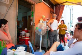 Thăm căn nhà 20m2, 18 người ở của Mỹ Chi