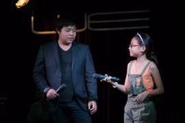 Bố Quang Lê về nước tặng Mỹ Chi mic 10.000 USD