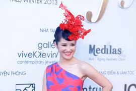 Giật mình với chiếc nơ cánh bướm trên đầu Hồng Nhung