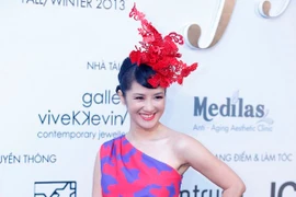 Giật mình với chiếc nơ cánh bướm trên đầu Hồng Nhung