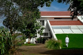 Thú vị ngôi nhà ẩn mình có mặt tiền là bãi cỏ xanh mướt