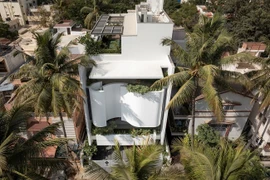 Nhà phố đẹp long lanh nhờ mặt tiền uốn lượn độc đáo