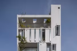 Nhà hướng Tây mát mẻ nhờ đưa loại cây bản địa vào thiết kế