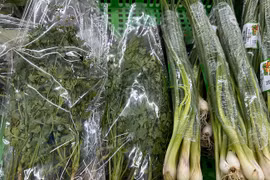 Giá hành lá, rau mùi... cao chót vót vẫn khó mua vì khan hiếm