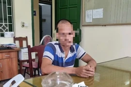 Bé trai 13 tuổi bị cha dượng buộc chân tay rồi treo lên xà nhà đánh