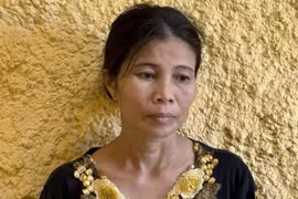 Người phụ nữ hắt mắm tôm vào công an 