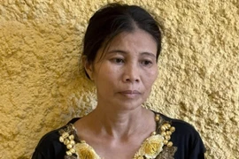 Người phụ nữ hắt mắm tôm vào công an 