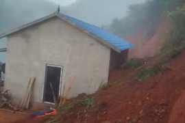 Bé 6 tháng tuổi đang ngủ thì bị đất đá vùi lấp dẫn đến tử vong thương tâm 