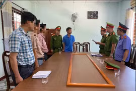 Cán bộ trung tâm chăm sóc người có công tháo ti vi đem bán