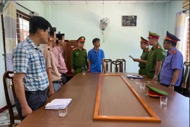 Cán bộ trung tâm chăm sóc người có công tháo ti vi đem bán