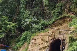 Đang thi công hầm thủy điện Nậm Cấu thì mìn nổ khiến 2 công nhân chết thương tâm