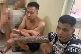 Bé gái 14 tuổi sử dụng ma tuý cùng 2 gã đàn ông trong nhà nghỉ