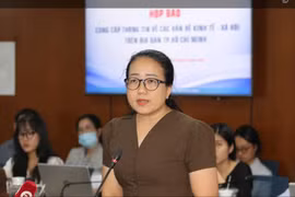 Hoa hậu Phương Lê hát chế lời Quốc ca trên livestream