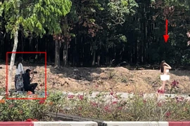 Danh tính cô gái khỏa thân đứng chụp ảnh trên đường ở Bình Dương