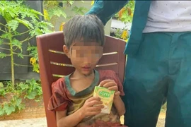 Bé trai 6 tuổi đi lạc trong rừng chỉ ăn trái cây, uống nước suối để sống 