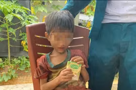 Bé trai 6 tuổi đi lạc trong rừng chỉ ăn trái cây, uống nước suối để sống 