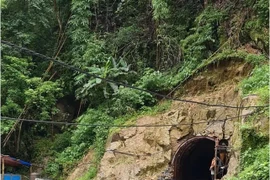 Đang thi công hầm thủy điện Nậm Cấu thì mìn nổ khiến 2 công nhân chết thương tâm