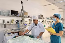 Anh trai và cha bị đâm nguy kịch vì không cho em gái đi chơi với bạn trai 