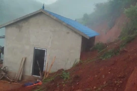 Bé 6 tháng tuổi đang ngủ thì bị đất đá vùi lấp dẫn đến tử vong thương tâm 