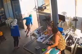 Người phụ nữ cầm dao chống trả khiến 2 tên cướp bỏ chạy thục mạng 