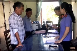 Hai cha con tự xưng là CSGT lừa người dân làm giấy phép lái xe