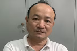 Người đàn ông đập bể kính ô tô, bắt tài xế xe quỳ xin lỗi ở Bình Dương