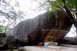 Kỳ bí chùa Hang ở Bảy Núi