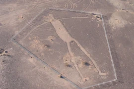 Tận mục hình vẽ khổng lồ bí ẩn ở sa mạc Mỹ