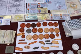 Bắt 6 đối tượng trong đường dây “khủng” chuyên làm giả hộ chiếu, bằng lái, sổ đỏ qua mạng