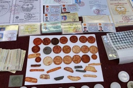 Bắt 6 đối tượng trong đường dây “khủng” chuyên làm giả hộ chiếu, bằng lái, sổ đỏ qua mạng