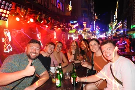 Không khí trước thời khắc đón năm mới 2025 ở phố Tây Bùi Viện