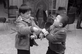 Xui con đánh lại khi bị bạn ức hiếp, mẹ trẻ gây xôn xao về cách dạy con