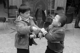 Xui con đánh lại khi bị bạn ức hiếp, mẹ trẻ gây xôn xao về cách dạy con