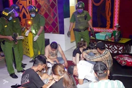 Bắt giang hồ xăm trổ mang ma túy vào karaoke Gold Star ở An Giang