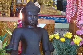 Hàng trăm người đến chùa chiêm ngưỡng bức tượng phát hiện dưới ruộng