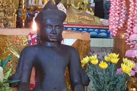 Hàng trăm người đến chùa chiêm ngưỡng bức tượng phát hiện dưới ruộng