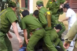 Thanh niên đâm 2 cảnh sát bị thương 